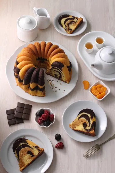 초콜릿 견과를 곁들인 맛있는 케이크 — 스톡 사진