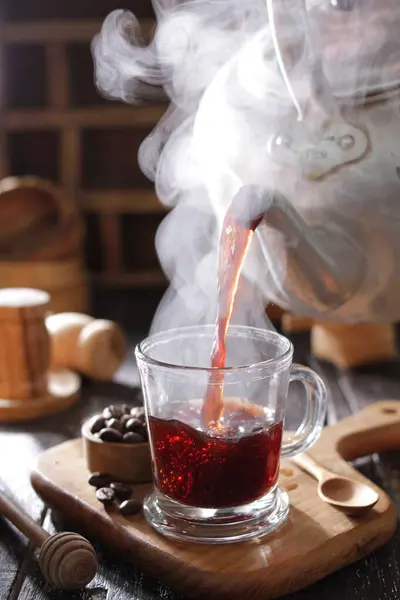 Heißer Tee Einer Tasse Mit Einem Löffel Auf Holzgrund — Stockfoto