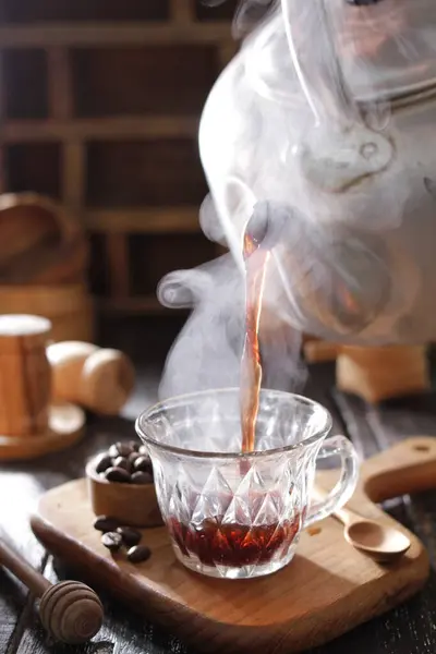 Ζεστό Ρόφημα Καφέ Στο Γυάλινο Κύπελλο Στο Ξύλινο Τραπέζι Κόκκους — Φωτογραφία Αρχείου