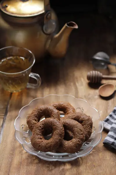Hausgemachte Kekse Mit Tee Auf Einem Holztisch — Stockfoto
