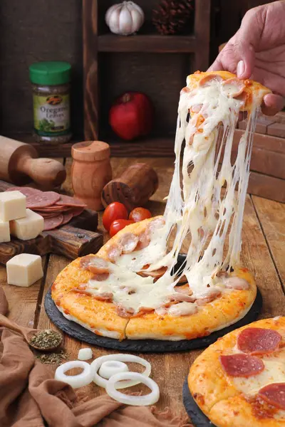 Pizza Cheese Tomato Basil Table — Stock Photo, Image
