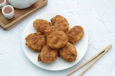 Kızarmış soya soslu tavuk nugget.