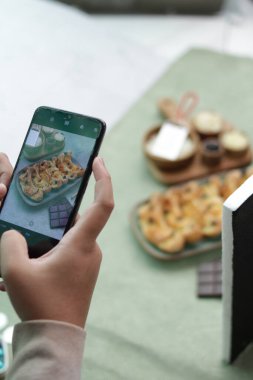 Genç bir kadın cep telefonundan arama yapıyor.