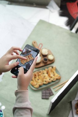 Kadın alarak fotoğraf lezzetli yemekler