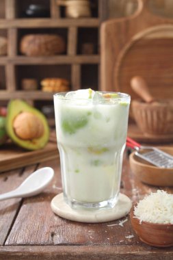 Limonlu ve buzlu hindistan cevizi sütü.