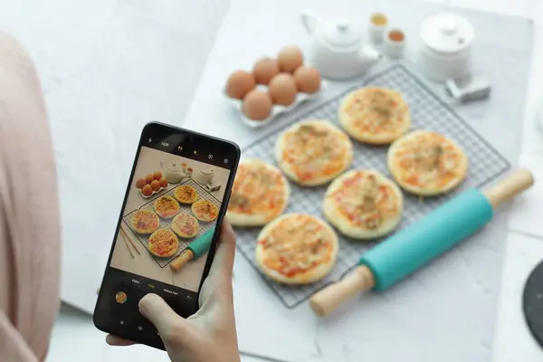 Femme Prenant Des Photos Macarons Savoureux Avec Téléphone Portable Dans — Photo