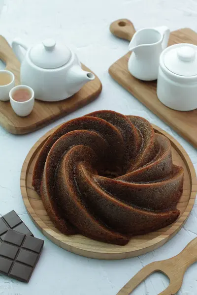 巧克力蛋糕放在木板上 茶杯和茶放在木桌上 — 图库照片