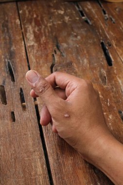 Elin yerde ahşap bir zemin tutuyor.