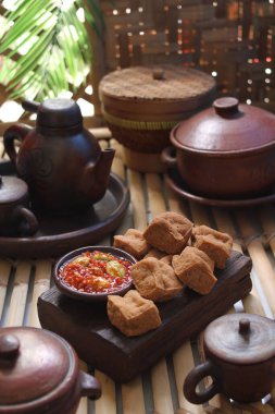 Baharatlı ve lezzetli kızarmış tofu sarımsaklı biber sosu ve petai ile servis edilir.