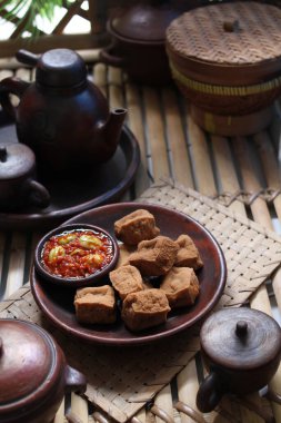 Baharatlı ve lezzetli kızarmış tofu sarımsaklı biber sosu ve petai ile servis edilir.