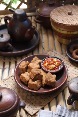 Baharatlı ve lezzetli kızarmış tofu sarımsaklı biber sosu ve petai ile servis edilir.