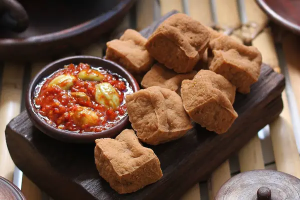 Słone Pyszne Smażone Tofu Serwowane Sosem Czosnkowym Chili Petai — Zdjęcie stockowe