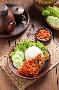 Kırmızı körili kızarmış tavuk ve pilav.