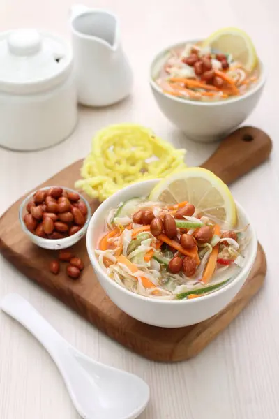 Kore Yemeği Salatalı Erişte Kimchi Chuka — Stok fotoğraf