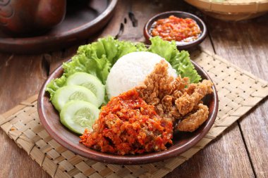 Tavuklu pilav, acılı kızarmış tavuk ve sos. Endonezya mutfağı