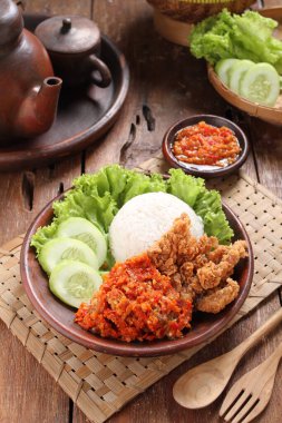 Kızarmış balık, kırmızı köri ve pilav.