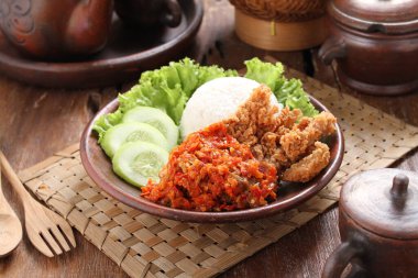 Balık ve sebzeli pilav.