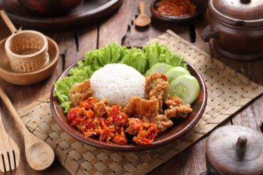 Pirinç ve sebzeli kızarmış tavuk.