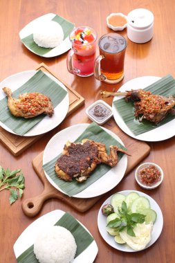 kızarmış pilav ve tavuk