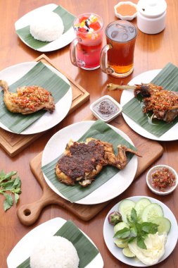 Soslu kızarmış domuz ve pilav.