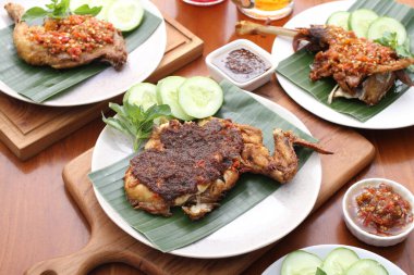 Pirinç ve sebzeli kızarmış tavuk.