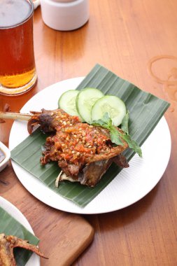 Kızarmış kalamar, pilav ve balık.