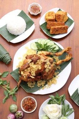 pilav ve soslu tavuk ve kızarmış yumurta.