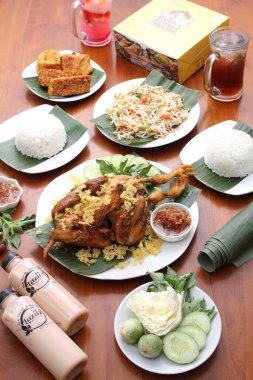 Tavuk ve fesleğenli kızarmış pilav.