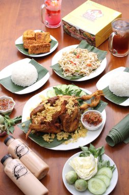 Tavuk ve fesleğenli kızarmış pilav.