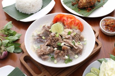 Tavuk ve fesleğenli kızarmış pilav.