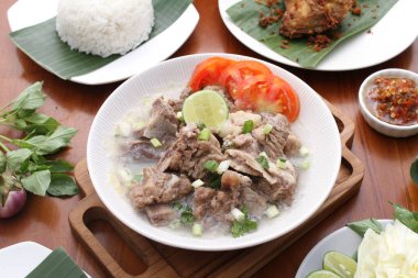 Tavuk ve fesleğenli kızarmış pilav.