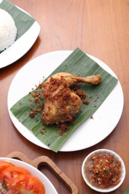 Pilav tavuk ve sos ile