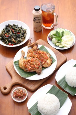 Tavuklu pilav, fesleğen yaprağı ve pilav.