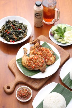 Kızarmış tavuk, pilav ve fesleğen.