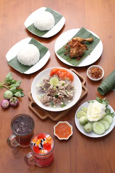Cibo Indonesiano Riso Fritto Pollo Fritto Con Verdure — Foto Stock
