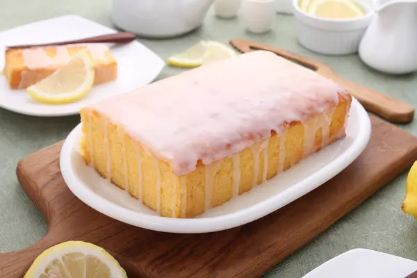 テーブルの上のレモンと蜂蜜ケーキ — ストック写真