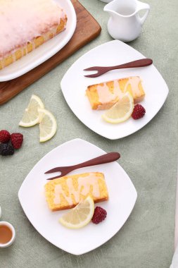 Kremalı ve tabakta meyveli kek.