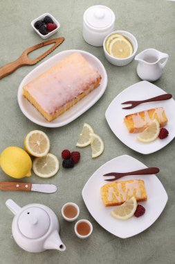 Peynirli kahvaltı, bal, kahve ve çay.