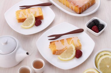 Lezzetli limonlu pasta ve taze meyve..