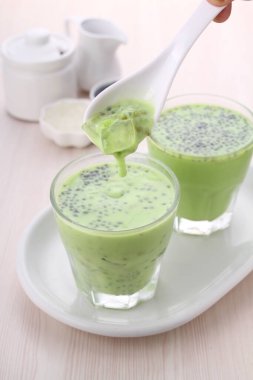 yeşil çay latte ile kibrit ve bardakta nane