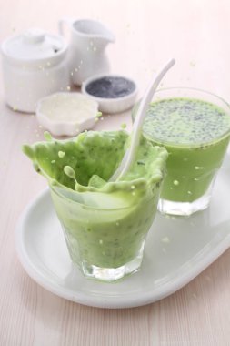 Masadaki bardakta kibrit latte.