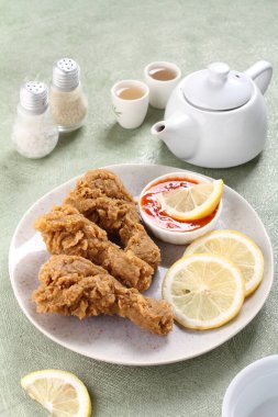 Limonlu tavuk göğsü ve çay.