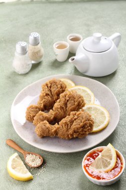 Soslu ve limonlu tavuk nugget.