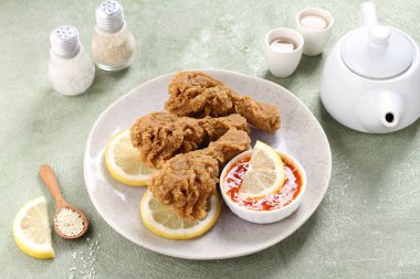 Tavuklu nugget ve limonlu tabak.