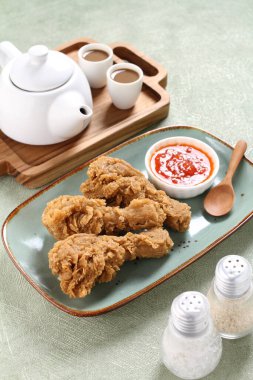 Sos ve baharatlı kızarmış tavuk.