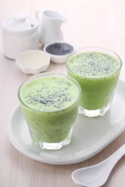 Bir Bardak Sütlü Yeşil Çay Bir Fincan Çay — Stok fotoğraf