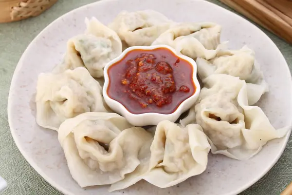 中国蒸饺子加蔬菜和调味品 — 图库照片