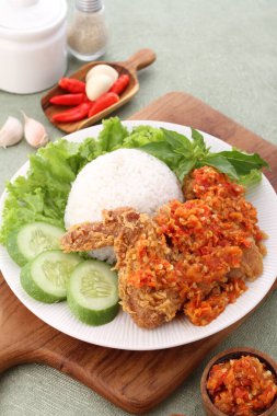 Baharatlı pilavlı kızarmış tavuk, Tayland yemeği..