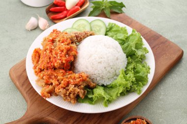 Pirinç ve sebzeli kızarmış tavuk.