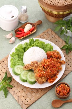 Tavuklu pilav, fesleğen ve acı sos.